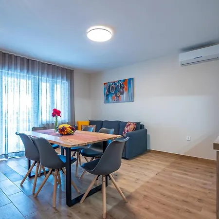 Apartment Lion's